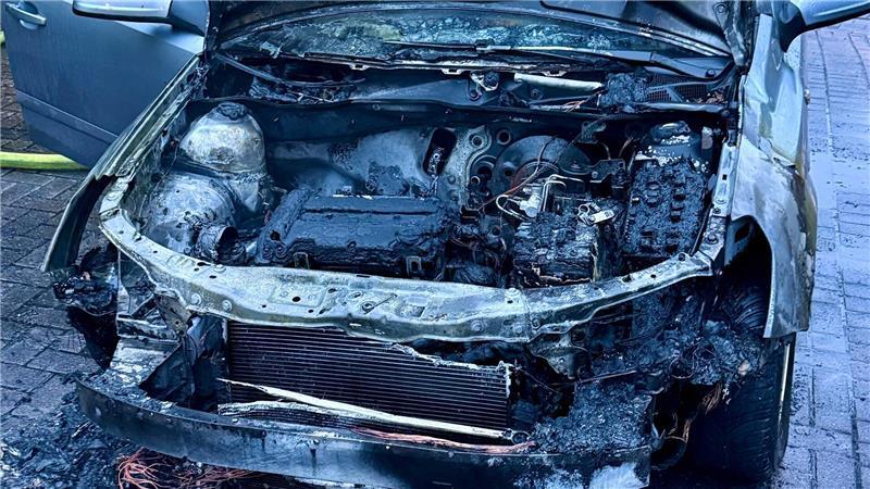 Einsatz am frühen Morgen: Pkw brennt in Kutenholz Das Auto nach den Löscharbeiten.