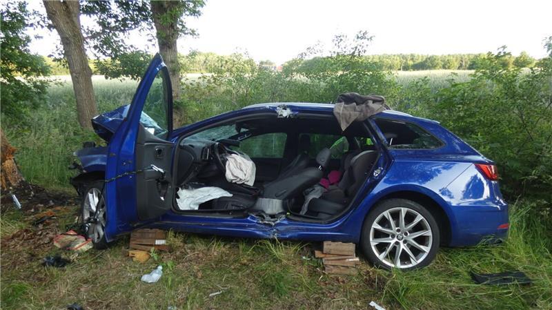 Das Auto prallt gegen einen Baum. Die Feuerwehr muss den Fahrer nach dem Unfall aus dem Fahrzeug befreien.