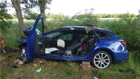 Das Auto prallt gegen einen Baum. Die Feuerwehr muss den Fahrer nach dem Unfall aus dem Fahrzeug befreien.
