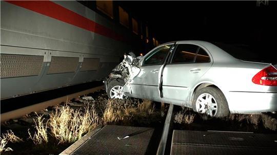 Das Auto stand auf dem Bahnübergang und wurde von einem ICE erfasst. 