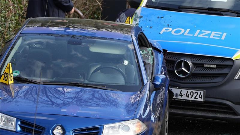 22-Jähriger stirbt nach Polizeischüssen bei Verfolgungsfahrt Das Auto steht zwischen zwei Polizeiautos und ist sichtlich beschädigt.