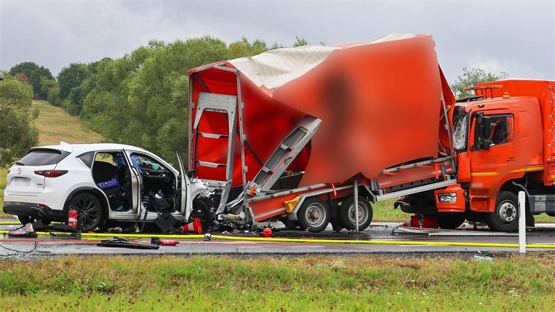 Das Auto stieß gegen den Anhänger, der dann auf den Lastwagen aufgeschoben wurde.