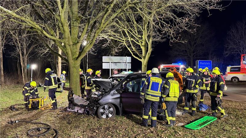 Das Auto war auf dem Rastplatz Walchum in einen Baum gerast.