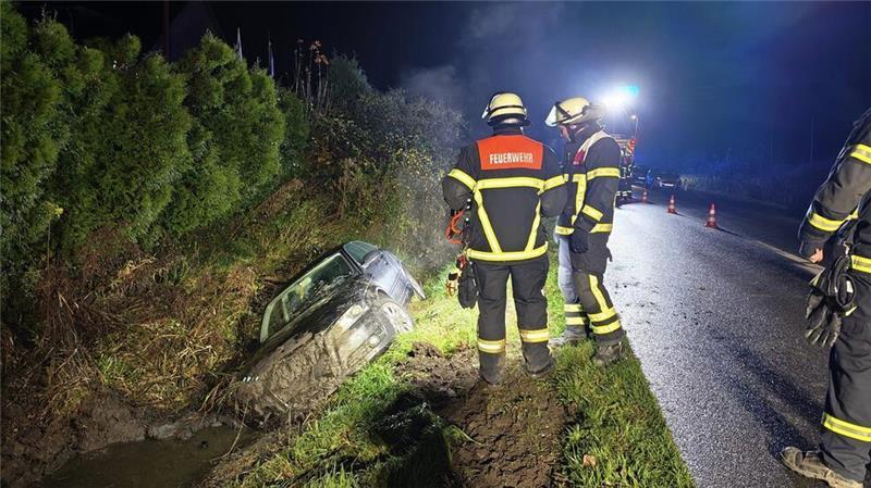 Das Auto war im wasserführenden Graben gelandet und musste durch einen Abschleppdienst geborgen werden.