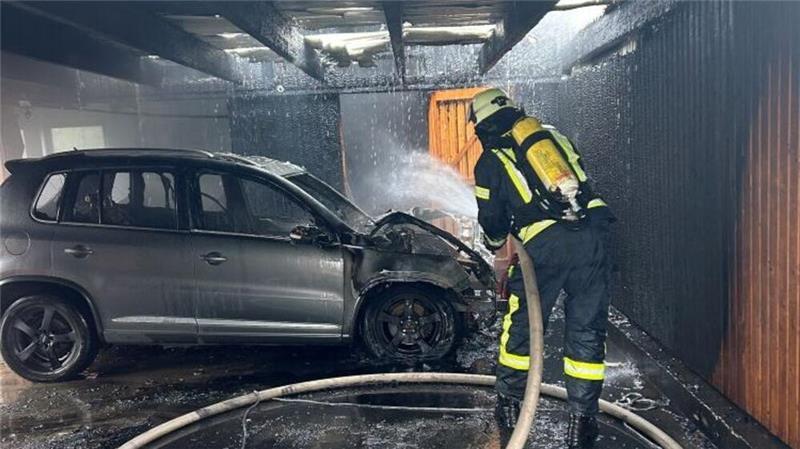 Balje: Fünf Feuerwehren bekämpfen Autobrand Das Auto war nicht mehr zu retten
