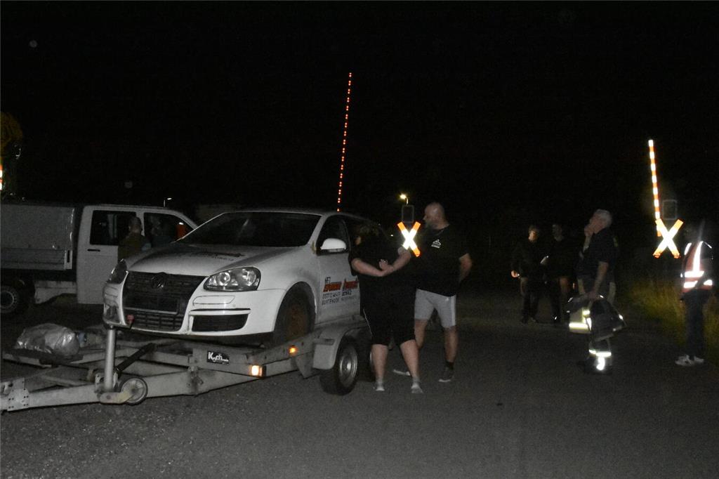 Das Auto wird auf einem Hänger zum Bahnübergang gebracht.