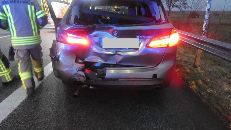 Das Auto wird bei dem Unfall auf der A27 zwischen den Anschlussstellen Hagen und Stotel stark beschädigt.
