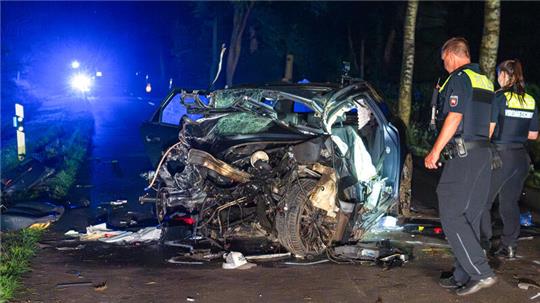 Das Auto wurde bei dem Unfall völlig zerstört.