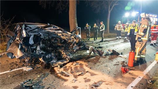 Das Auto wurde bei dem Zusammenstoß völlig zerstört.