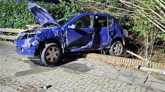 Das Auto wurde bei dem nächtlichen Unfall schwer beschädigt.