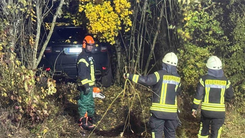 Das Auto wurde in ein Wäldchen an der L127 geschleudert.