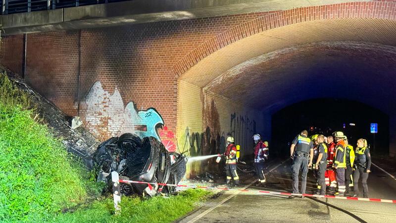 Das Auto wurde vollständig zerstört.