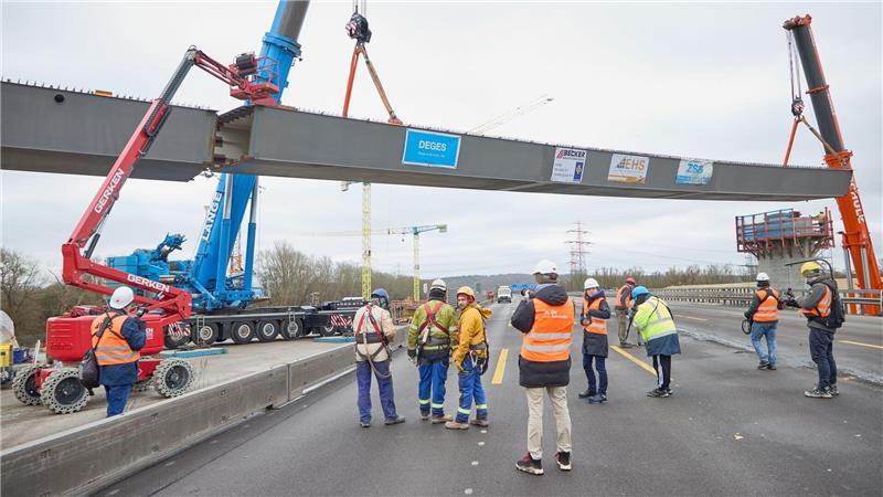 Das Autobahnkreuz Hamburg-Hafen ist inzwischen fertig gestellt, kann aber frühestens 2028 in Betrieb genommen werden. (Archivbild)