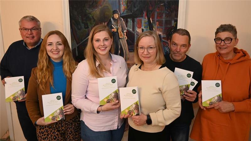 Das Autoren-Team des Jahrbuchs des Altländer Archivs mit Bürgermeister Matthias Riel: Anna Krüger, Anna-Sophia Sietas, Dr. Kai Janofsky, Volker Groneberg und Barbara Wetegrove (von links).