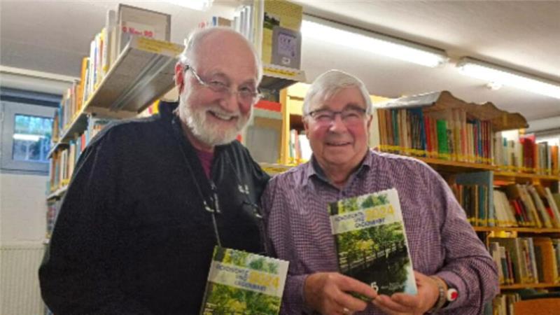 Das Autorenduo Heiner Kaiser (links) und Günter Kachmann mit dem Jahrbuch „Geschichte und Gegenwart 2024“, das gefüllt ist mit vielen Harsefelder Geschichten und Berichten.