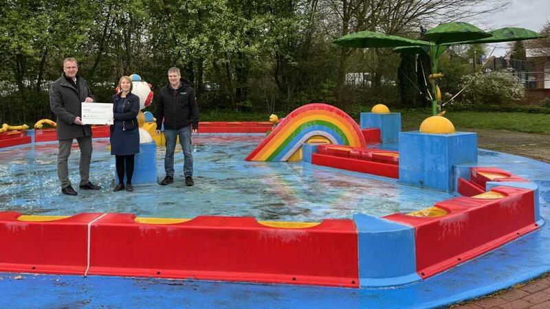 Das Babybecken soll bald wieder glänzen und im Herbst erneuert werden. Dafür hat Leader-Regionalmanagerin Nicola Katz einen Scheck mitgebracht, über den sich Bernd Meinke und Michael Wege freuen.