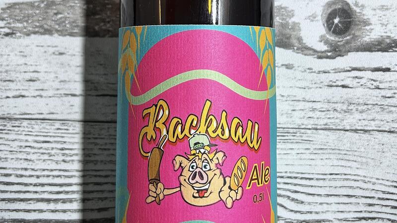 Das „Backsau Ale“ ist in der 0,5-Liter-Flasche erhältlich. Das Craftbeer ist naturtrüb und hat einen leichten Brotgschmack.