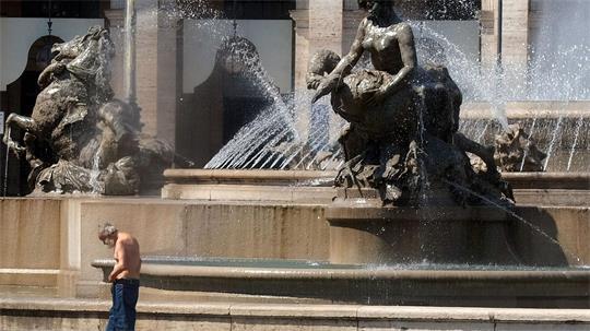 Das Bad im Najaden-Brunnen kostete einen Deutschen 450 Euro Geldstrafe. (Foto: Archiv) 