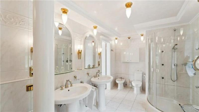 Blick ins Badezimmr in der Villa am Debstedter See. 