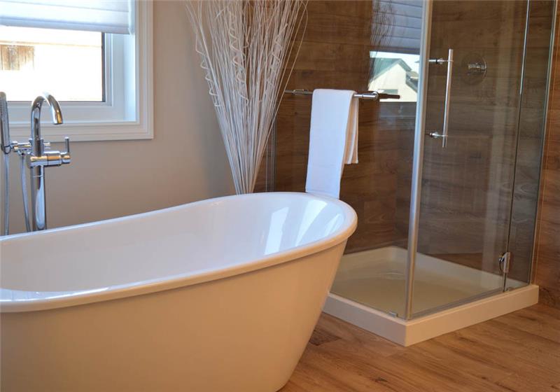 Das Badezimmer erstrahlt in neuem Glanz. Der „Staubfresser“ sorgt dafür, dass die Sanierung staubfrei vonstatten geht. Fotos: pixabay.de (1), Klensang (1)