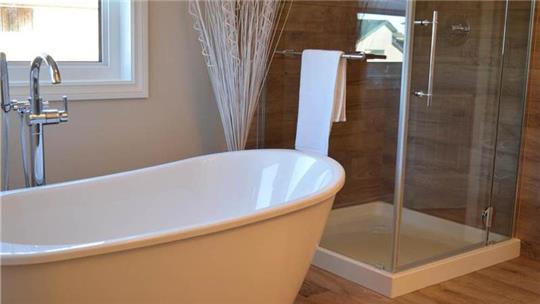 Das Badezimmer erstrahlt in neuem Glanz. Der „Staubfresser“ sorgt dafür, dass die Sanierung staubfrei vonstatten geht. Fotos: pixabay.de (1), Klensang (1)