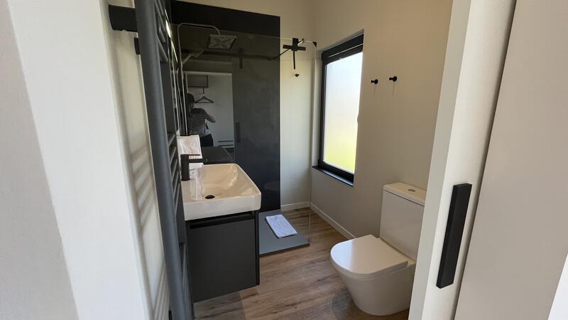 Landhotel Deinste: Gäste können jetzt in Tiny Houses übernachten Das Badezimmer im Tiny House.