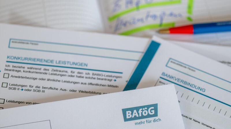 Heizung, Bafög, Ausbildung: Das ändert sich im August Unterlagen zur Bafög Beantragung liegen auf einem Tisch.