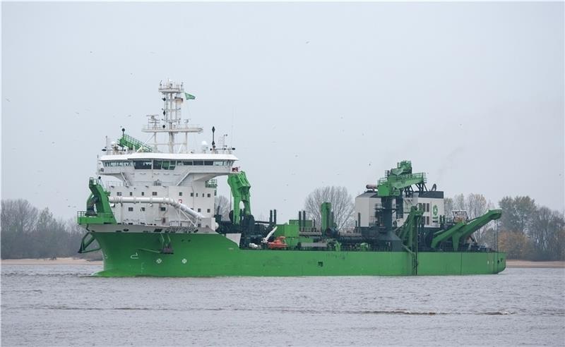 Elbvertiefung „kläglich gescheitert“: Schlickberge behindern Schifffahrt Das Baggerschiff „Bonny River“ fährt auf der Elbe. Die umstrittene Elbvertiefung hat die letzte juristische Hürde genommen. Foto: Bockwoldt/dpa