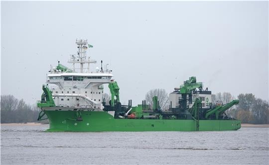 Das Baggerschiff „Bonny River“ fährt auf der Elbe. Die umstrittene Elbvertiefung hat die letzte juristische Hürde genommen. Foto: Bockwoldt/dpa