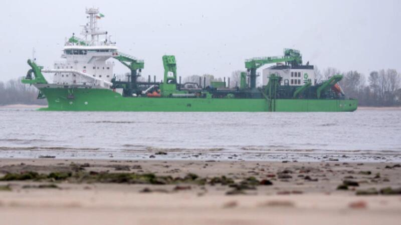 Baggerschiffe auf der Elbe: Konkurrenzlos – und kostspielig für Steuerzahler Das Baggerschiff „Bonny River“ fährt auf der Elbe. Die Saugbagger verursachen hohe Kosten.