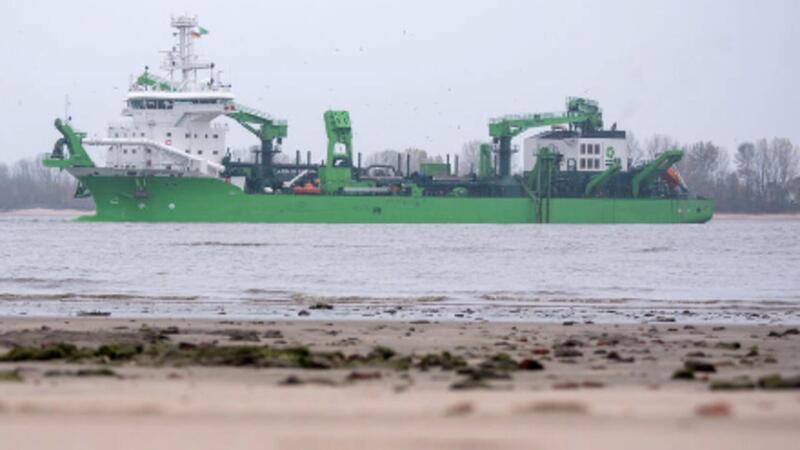 Das Baggerschiff „Bonny River“ fährt auf der Elbe. Die Saugbagger verursachen hohe Kosten.