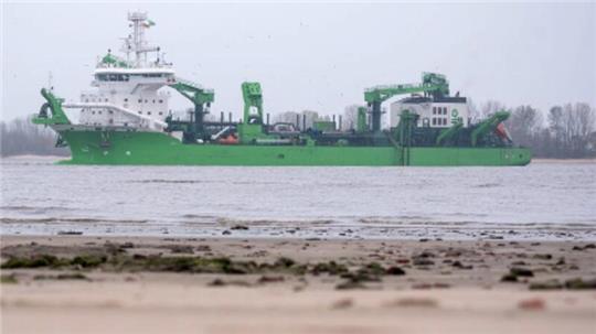 Das Baggerschiff „Bonny River“ fährt auf der Elbe. Die Saugbagger verursachen hohe Kosten.