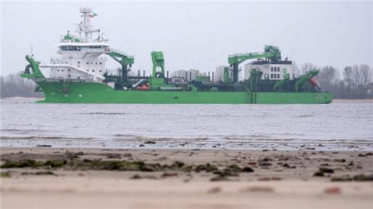 Das Baggerschiff „Bonny River“ fährt auf der Elbe. Die Saugbagger verursachen hohe Kosten.