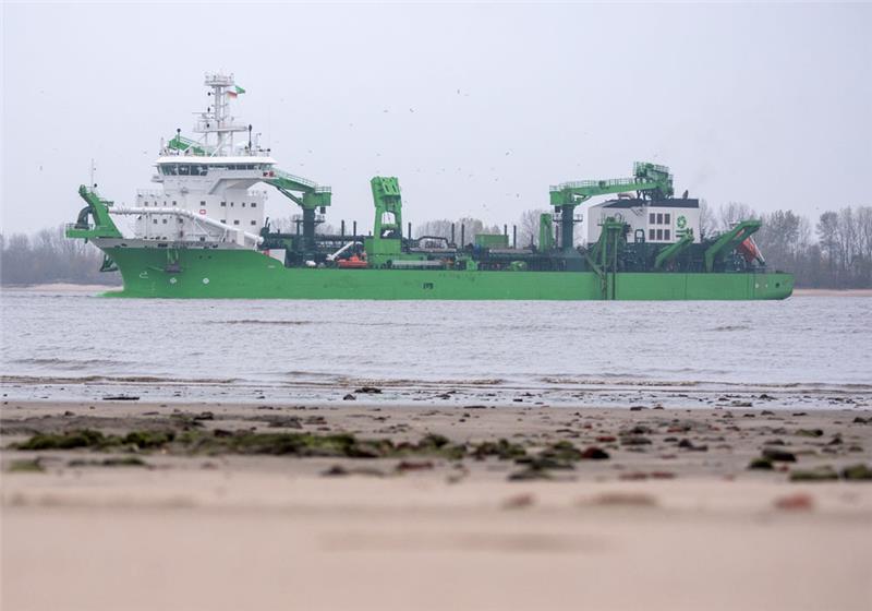 Schlick-Desaster sorgt noch lange für Einschränkungen Das Baggerschiff "Bonny River" fährt auf der Elbe. Foto: Daniel Bockwoldt/dpa