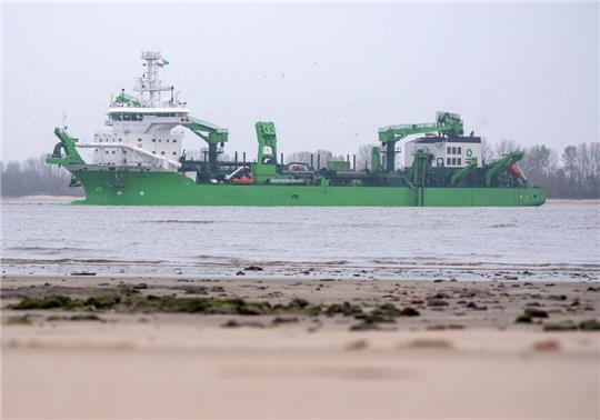 Das Baggerschiff "Bonny River" fährt auf der Elbe. Foto: Daniel Bockwoldt/dpa