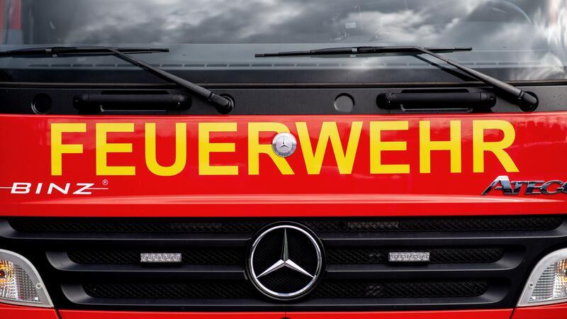 Brand im Bahnhofsgebäude - ein Schwerverletzter Das Bahnhofsgebäude in Holle geriet am Abend in Brand (Symbolbild).