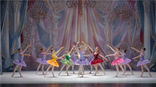 Das Ballett „Dornröschen“, komponiert von Pjotr Iljitsch Tschaikowsky, wird im Stadeum aufgeführt.
