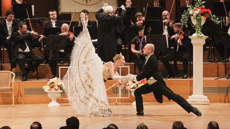 Neujahrskonzert in Stade: Musikalischer Start mit „Sternstunden der Musik“ Das Ballett des Musiktheaters Prag lässt mit abwechslungsreichen Choreographien und vielfältigem Kostümwechsel auch das Auge mitfeiern.