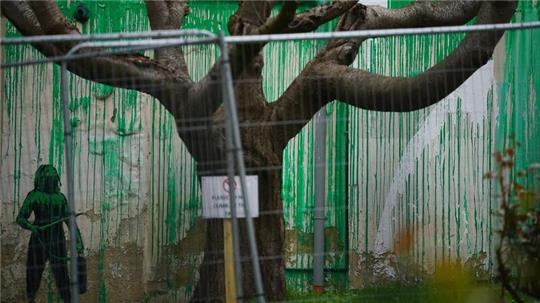 Das Banksy-Kunstwerk wurde mit weißer Farbe verunstaltet, nachdem es am Wochenende in Finsbury Park (London) auftauchte.