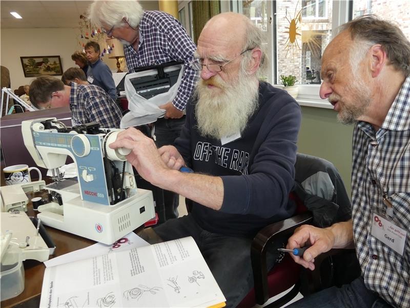 Das Bastler-Gespann aus Michael Westphal und Gerd Eckhoff (rechts) kümmert sich beim zweiten Drochterser Repair-Café um eine der fünf Nähmaschinen. Die Besucher brachten auch Staubsauger, Smoothie-Mixer, Rasenmäher, Uhren, Radios und Rekord