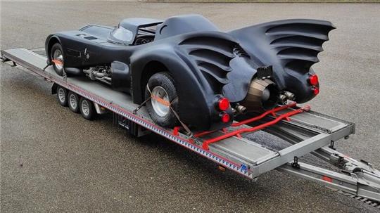 Superhelden-Schlitten - Zoll fertigt „Batmobil“ ab Das „Batmobil“ bei der zollrechtlichen Abfertigung in Untermünkheim.