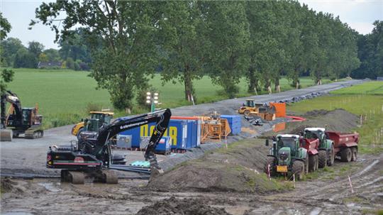 Das Baufeld für die Elbquerung (ElbX) wird vorbereitet: Hier soll der Tunnelschacht unter der Elbe enden und ein Betriebsgebäude errichtet werden.