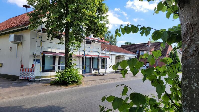 Das Baugerüst am Midlumer Dorfladen wird noch gebraucht. In den nächsten Wochen soll das Gebäude von außen gedämmt werden. Foto: Leuschner