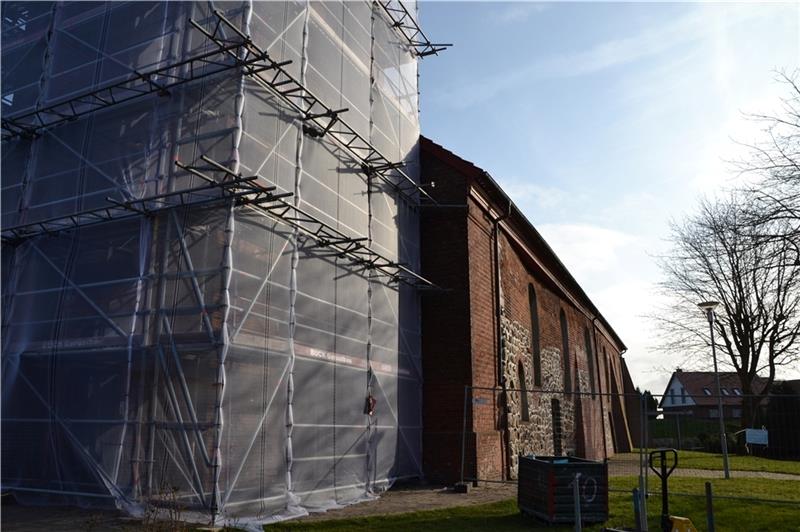 Das Baugerüst an der St.-Martin- Kirche in Assel steht. Doch bevor mit der Sanierung des Turmes begonnen wird, muss die Außenmauer trocknen.