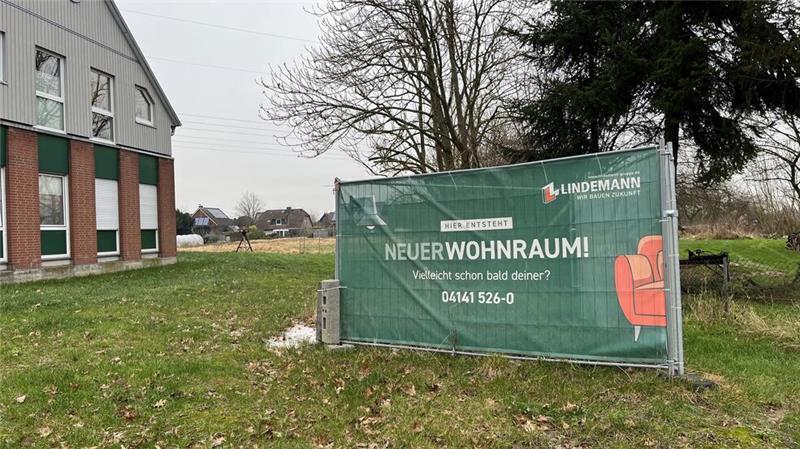 Das Bauunternehmen Lindemann steht an der Hinterstraße in den Startlöchern, links ist die Arztpraxis zu sehen.