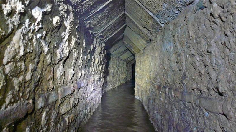 Das Bauwerk verläuft zum größten Teil unterirdisch, ist gut erhalten und führt Wasser.