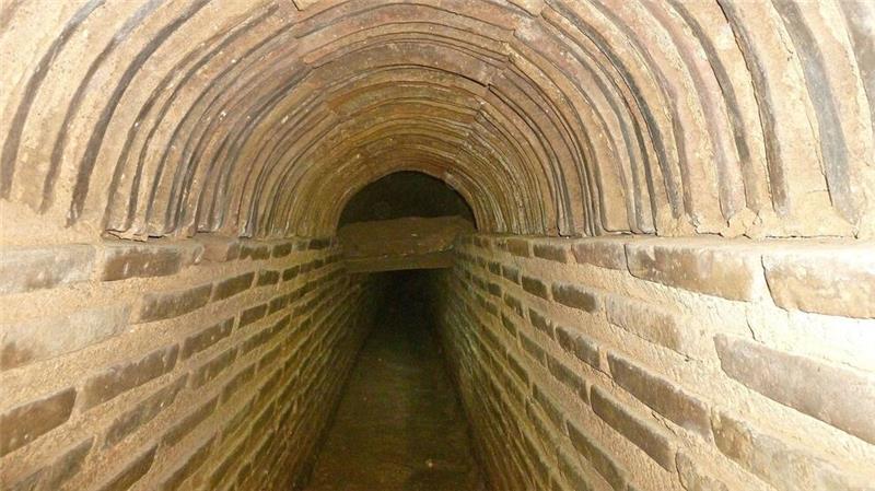 Das Bauwerk verläuft zum größten Teil unterirdisch, ist gut erhalten und führt Wasser.