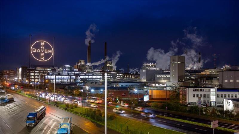 Milliardenverlust bei Bayer: Aktie fällt auf 20-Jahres-Tief Das Bayer-Kreuz, das Logo des Unternehmens, leuchtet auf dem Werksgelände von Bayer in Leverkusen.