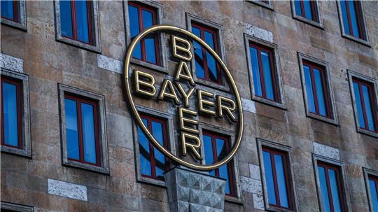 Das Bayerlogo an einem Verwaltungsgebäude in Leverkusen.