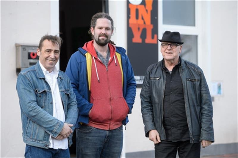 Das Bebop Trio will mit Rock ‘n‘ Roll vor dem Ladengeschäft „Iso Vinyl“ das Fleth beleben.